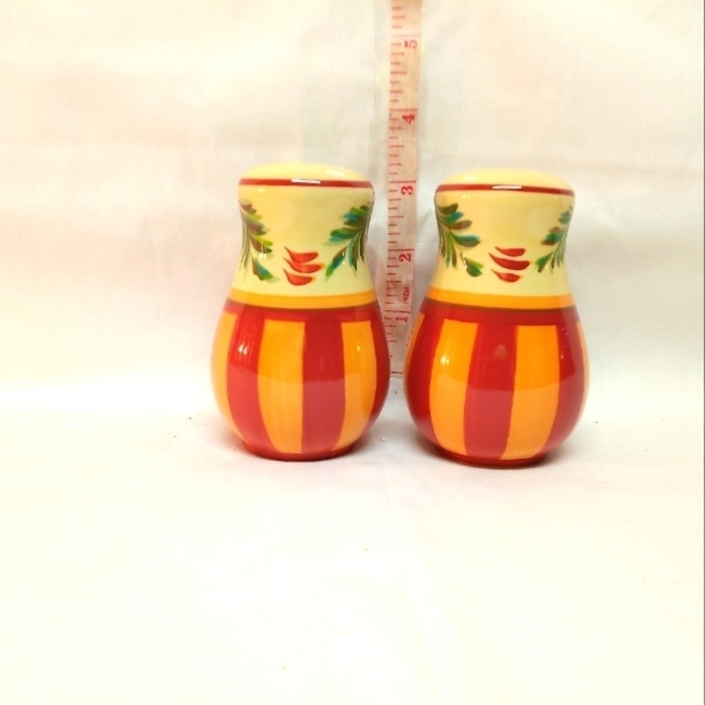 SOUTHERN living salt and pepper shakers set. New in box. 4 sets available.